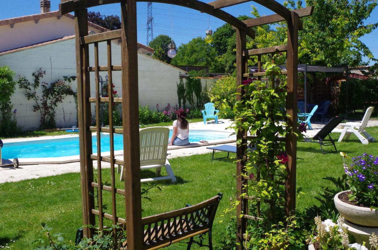 Maison D'Hotes Le Cadran Solaire Courcelles  Exterior photo